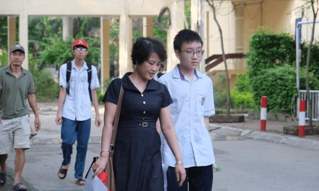 Tin tức giáo dục 24h: Trường THPT Chuyên Đại học Sư phạm lùi lịch công bố điểm chuẩn lớp 10 đến ngày 20/6