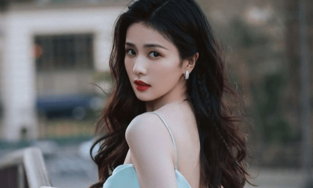 “Mỹ nữ 4.000 năm có một” lao đao giữa 
