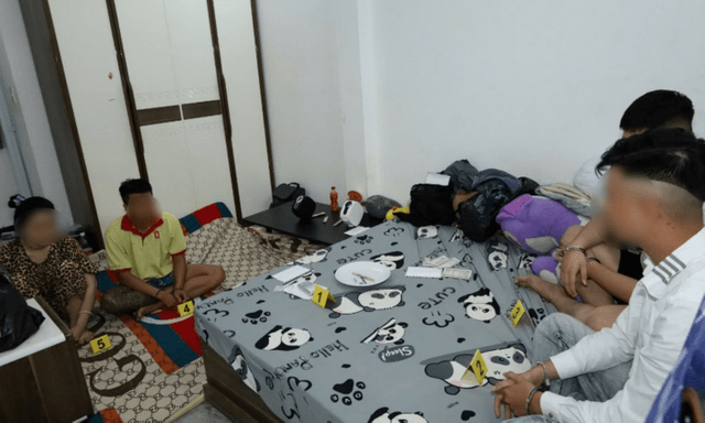 Phát hiện cô gái cùng 3 nam thanh niên 