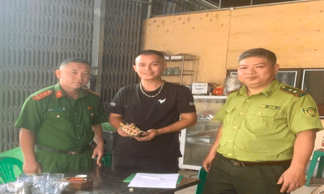 Tin tức thời sự 24h: Người dân giao nộp rùa cổ sọc quý hiếm cho công an