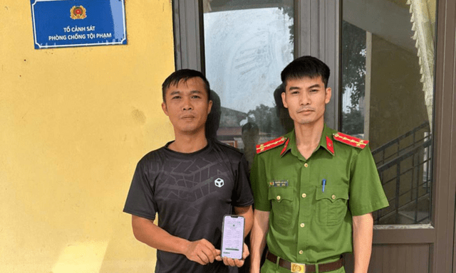 Tin tức thời sự 24h: Công an xã hỗ trợ người dân nhận lại tiền chuyển khoản nhầm