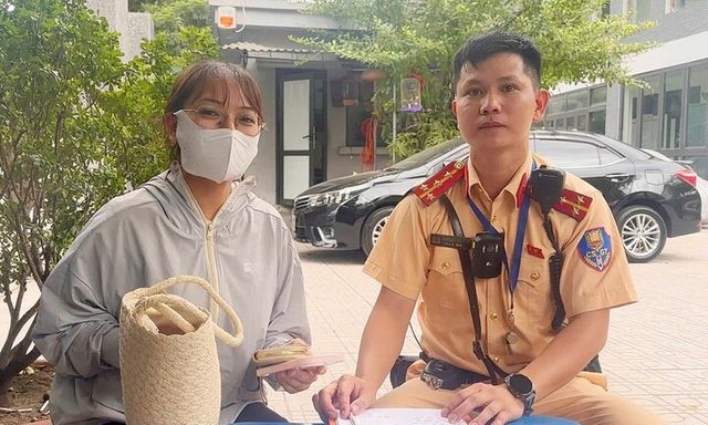 CSGT Hà Nội trao trả túi xách chứa điện thoại, tiền mặt cho người đánh rơi