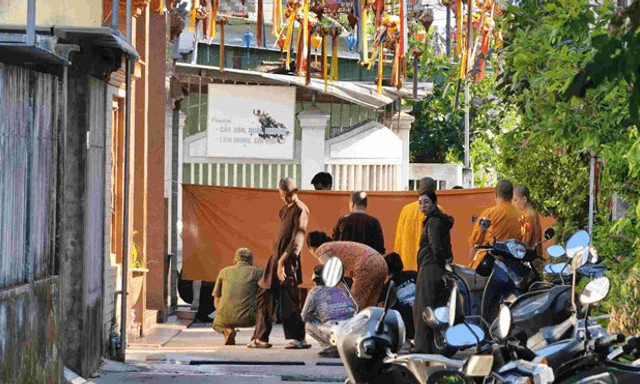 Vị trí phát hiện bé gái tử vong thương tâm trong túi xách trước cổng chùa ở Quảng Ngãi