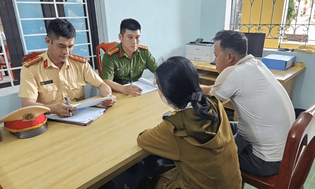 Xử lý người phụ nữ ngang nhiên chặn xe, nằm giữa đường gây cản trở giao thông ở Quảng Trị
