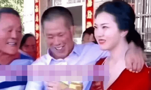 Bất chấp đàm tiếu cưới sếp tổng hơn 30 tuổi, cô dâu 20 tuổi khiến cả cõi mạng 