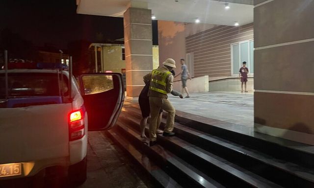 Hà Nội: Phát hiện người đàn ông có dấu hiệu suy hô hấp, CSGT và Công an xã khẩn trương ứng cứu
