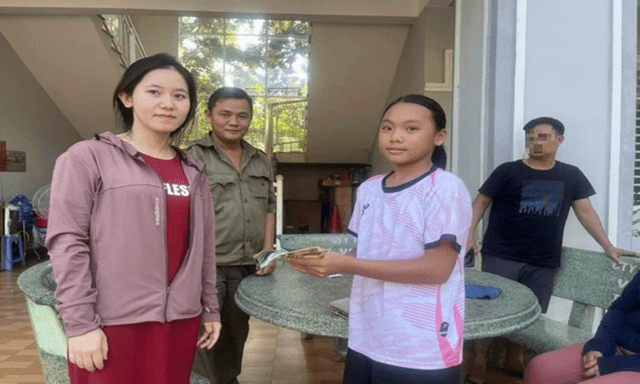 Tin tức thời sự 24h: Nữ sinh lớp 8 ở Đồng Nai nhặt được ví tiền liền báo công an