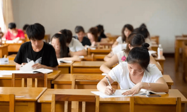 Nam sinh ở Trung Quốc mất suất trường công mơ ước vì bạn lén đổi nguyện vọng để... trả thù
