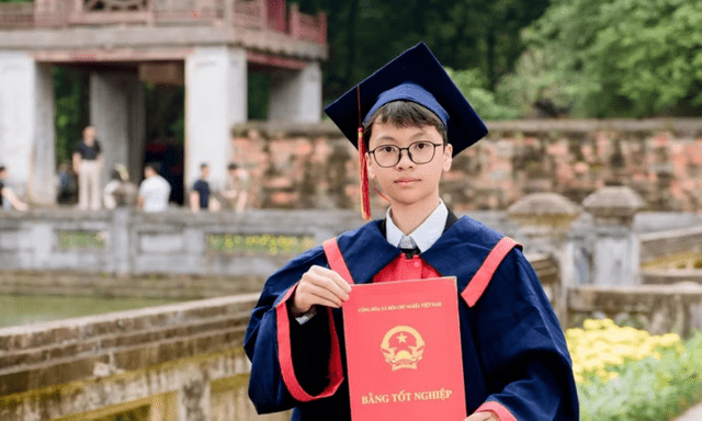 Đạt điểm gần tuyệt đối, nam sinh thủ khoa chuyên Lý bất ngờ chọn học Sư phạm vì một ước mơ lay động lòng người