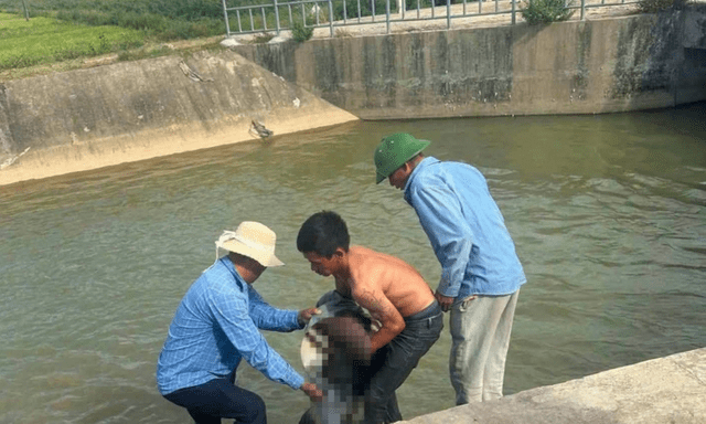 Thương tâm: Anh 16 tuổi rơi xuống kênh, em gọi người ứng cứu nhưng không kịp