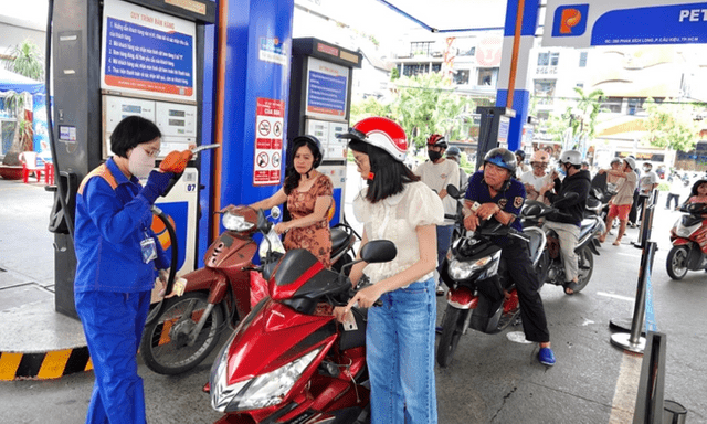 Tin thị trường 24h: Đề xuất giữ mức thuế nhập khẩu xăng dầu 0% đến hết tháng 9
