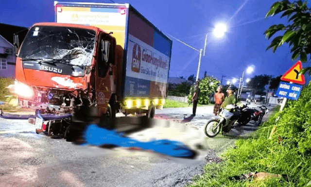 Tin tức giao thông 24h: Nguyên nhân ban đầu vụ 3 người đi xe máy tử vong tại chỗ sau cú tông mạnh vào xe tải