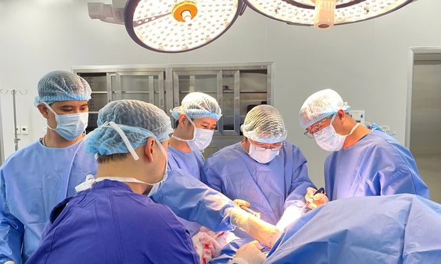 Vinmec Hải Phòng áp dụng thành công kỹ thuật thay khớp vai đảo ngược cho bệnh nhân người Anh