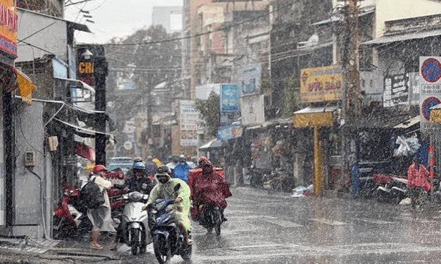 Nắng nóng đạt đỉnh, tối nay miền Bắc đối mặt mưa dông diện rộng, cục bộ mưa rất to