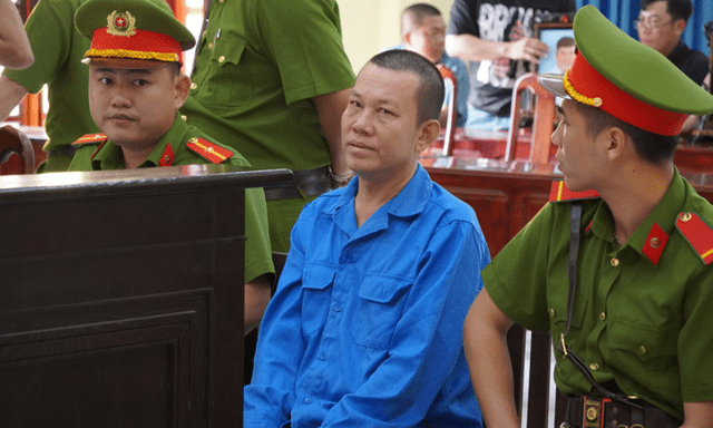 Hàng trăm người theo dõi phiên xử kẻ 