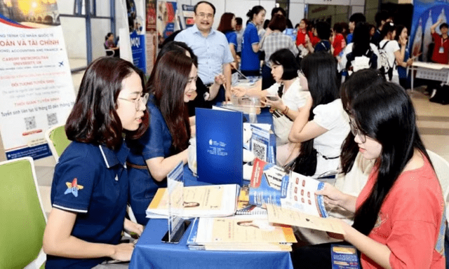 Chi tiết hơn 300 học sinh đầu tiên trúng tuyển vào Đại học Kinh tế Quốc dân năm 2026