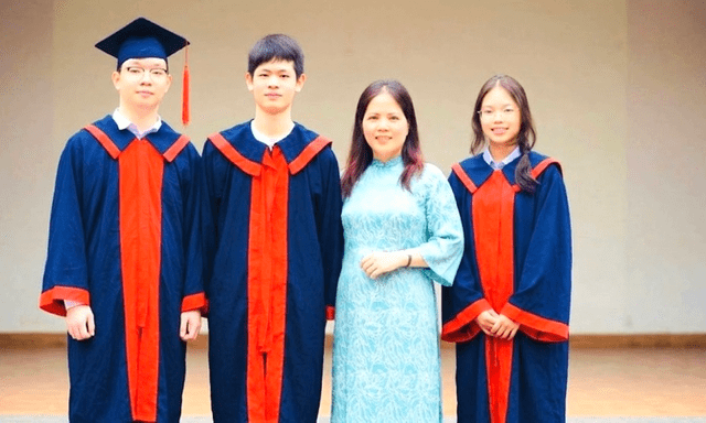 Tin tức giáo dục 24h: Lớp học có 3 thủ khoa lớp 10, giáo viên chủ nhiệm tiết lộ điểm chung bất ngờ
