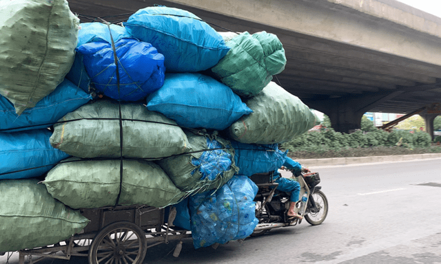 Chở hàng hóa cồng kềnh bị phạt bao nhiêu tiền?