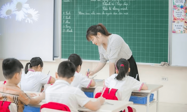 Có thể chuyển từ kế toán sang giáo viên tiểu học không?