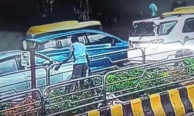 Đang đào đất thi công, nam công nhân bị điện giật tử vong tại chỗ, camera ghi lại cảnh tượng xót xa