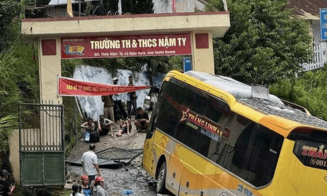 Hiện trường vụ ô tô khách mất lái tông vào cổng trường học ở Tuyên Quang
