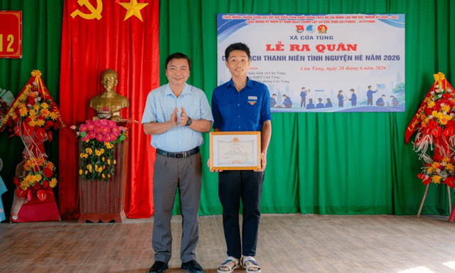 Khen thưởng nam sinh dũng cảm lao xuống biển cứu bé gái đuối nước