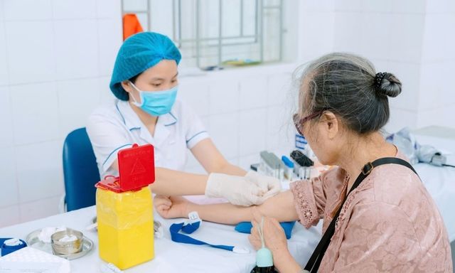 Hà Nội đồng loạt tổ chức khám sức khỏe định kỳ miễn phí cho người dân