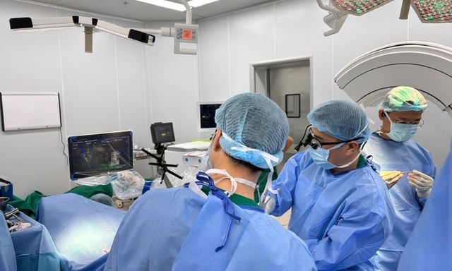 Nam sinh 20 tuổi được chỉnh vẹo cột sống bằng robot thế hệ mới, bác sĩ cảnh báo 
