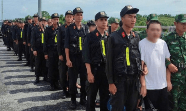 Bàn giao 30 đối tượng lừa đảo công nghệ cao cho Công an Trung Quốc