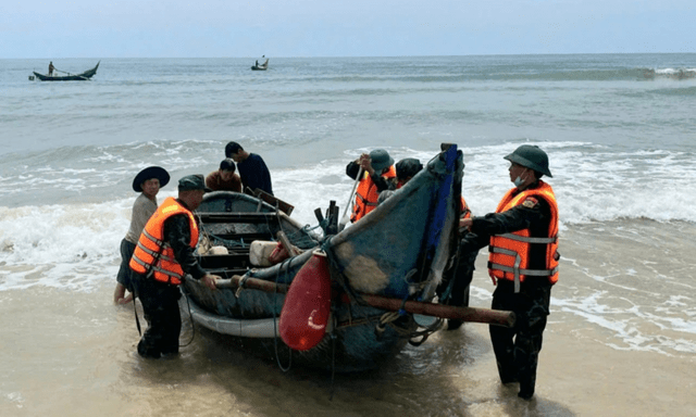Tin tức thời sự 24h: Bị tông chìm ghe trên biển, ngư dân bơi gần 2km vào bờ