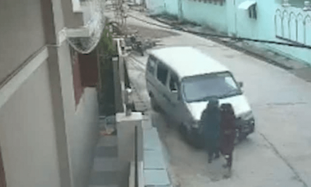 Ô tô lao như tên bắn tông trúng 2 phụ nữ rồi bỏ trốn, camera ghi lại cảnh kinh hoàng