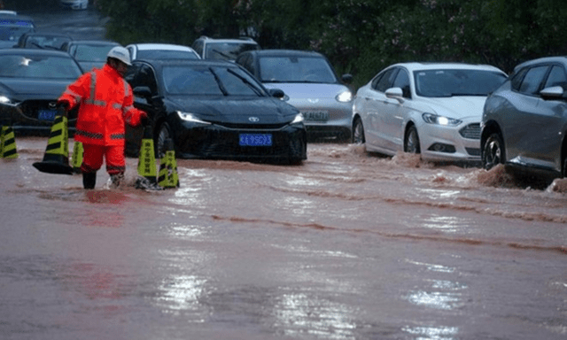 Mưa lớn gây vỡ hồ chứa, thành phố Nam Ninh phát cảnh báo ứng phó lũ lên cấp cao nhất