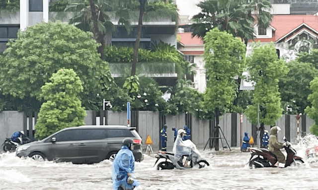 Những hình ảnh đường phố Hải Phòng ngập sâu sau cơn mưa lớn sáng 9/7, người dân 