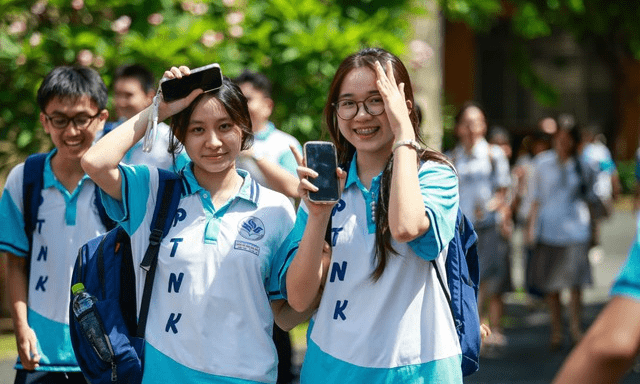 Điểm sàn đại học 2026: Gần 100 trường đã công bố, phân hóa mạnh dao động từ 15-25 điểm
