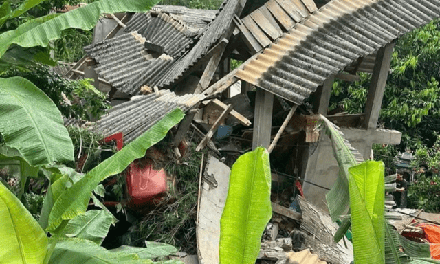 Hiện trường vụ xe đầu kéo tông sập nhà dân ở Lào Cai, tài xế tử vong
