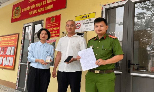 Tin tức thời sự 24h: Công an trao trả tiền chuyển khoản nhầm cho người dân