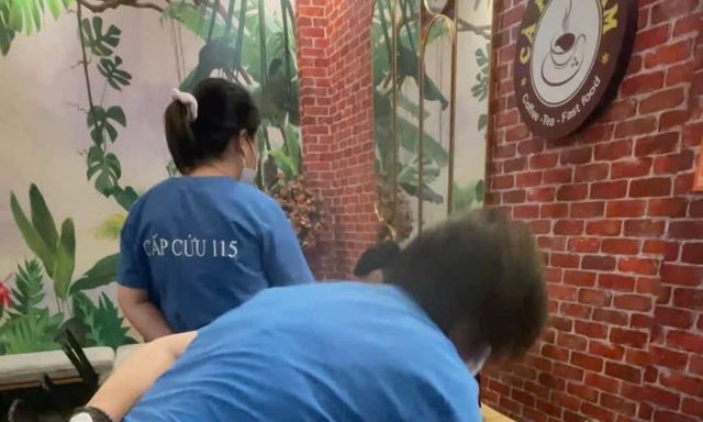 Nữ điều dưỡng cứu sống nam thanh niên ngừng tim giữa quán cà phê