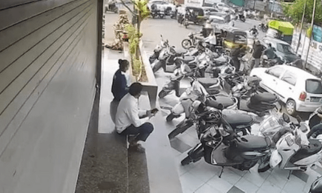 Chặn xe, đánh vợ giữa đường: Gã chồng ở Ấn Độ bị bắt khẩn cấp