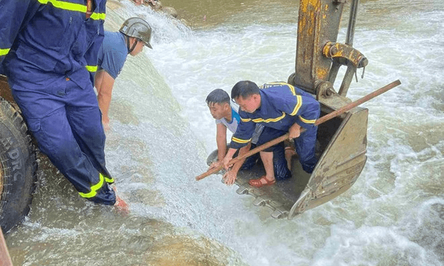 Tin tức giao thông 24h: Hai vợ chồng bị nước cuốn trôi khi đi xe máy qua đập tràn vào ban đêm, người chồng tử vong thương tâm