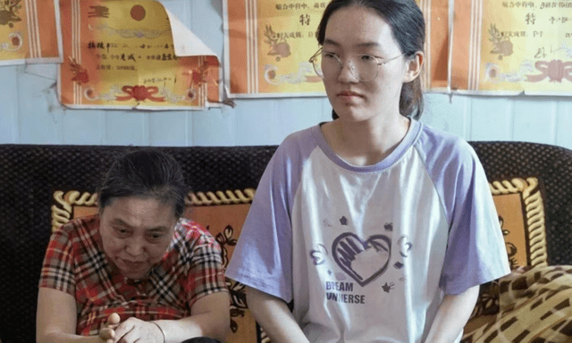 Bí ẩn phía sau bảng điểm cao chót vót của nữ sinh nghèo: Dòng chữ trên bàn học hé lộ sự thật gây 