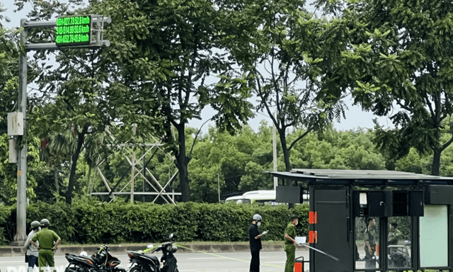 Vụ người đàn ông tử vong bất thường tại trạm xe buýt trên xa lộ Hà Nội: Hiện trường có gì?