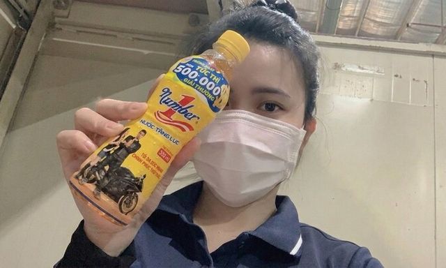 Đang làm việc, nữ công nhân ngỡ tin nhắn trúng 100 triệu đồng từ Number 1 là lừa đảo