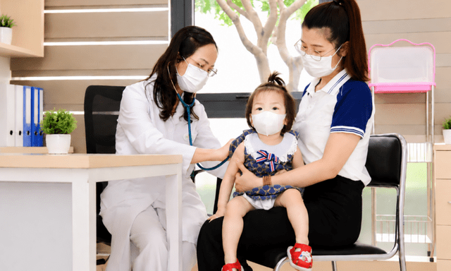 Trẻ mắc Adenovirus có xu hướng tăng vào mùa hè: Bác sĩ chỉ dấu hiệu nguy hiểm cha mẹ không được bỏ qua