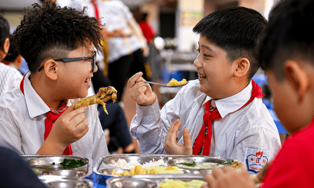 Hà Nội hỗ trợ bữa ăn bán trú cho học sinh tiểu học từ năm học 2026-2027: Phụ huynh phấn khởi, chuyên gia đánh giá cao