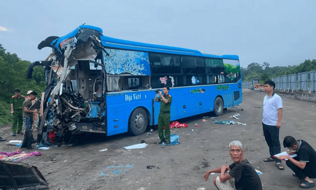 Hiện trường xe khách lao vào xe tải trên cao tốc Nội Bài - Lào Cai, lái xe tử vong, 5 người bị thương