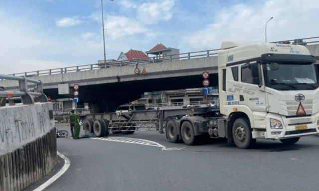 Va chạm với xe đầu kéo ở nút giao cửa ngõ TP.HCM, cô gái 23 tuổi tử vong