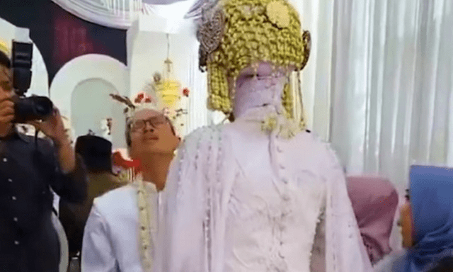 Chú rể bật khóc, ngất xỉu ngay giữa lễ cưới sau khoảnh khắc đầu tiên nhìn thấy cô dâu