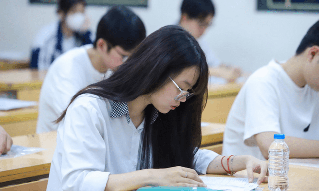 Tuyển sinh 2026: Điểm thi phân hóa mạnh, điểm chuẩn khối Kinh tế - Luật biến động ra sao?