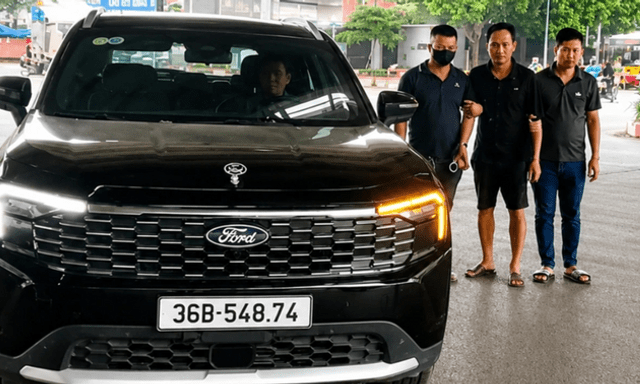 Tạm giữ hình sự tài xế lái ô tô đẩy CSGT rồi bỏ chạy ở Hà Nội