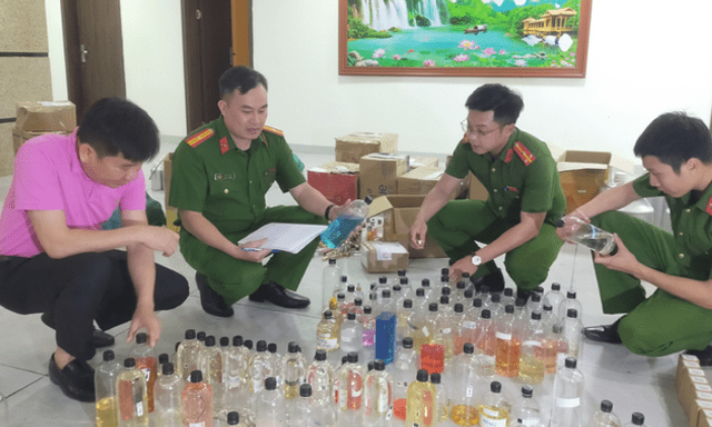 Triệt phá đường dây làm giả nước hoa Chanel, Gucci, Dior chế từ cồn và hương liệu, khởi tố 13 đối tượng